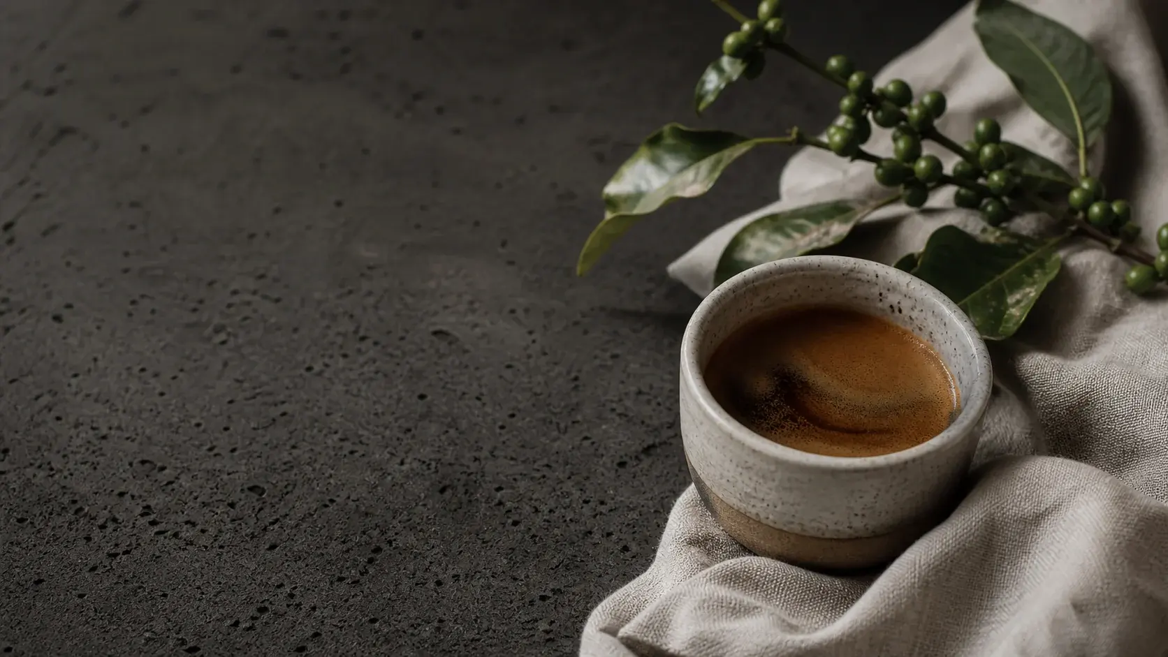 Taza de café de especialidad sobre una barra de piedra, luz natural