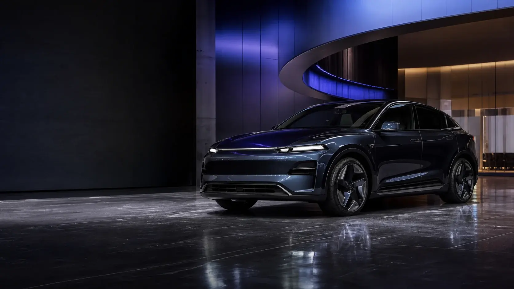 Arco E-9, SUV eléctrico, suspendido en una sala de exhibición con luz difusa